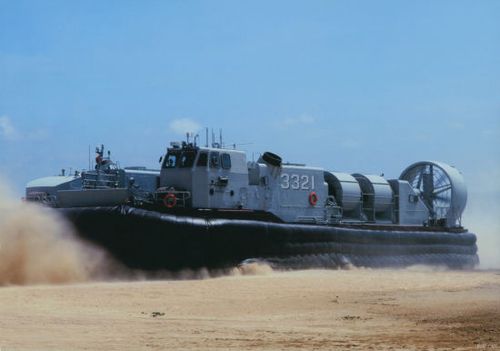 同时,我国自主研发的726型气垫船也在抓紧海试.