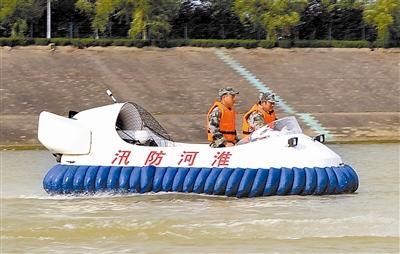 预备役部队两栖侦察车、气垫船助力抗洪救灾(图)-中国新闻网